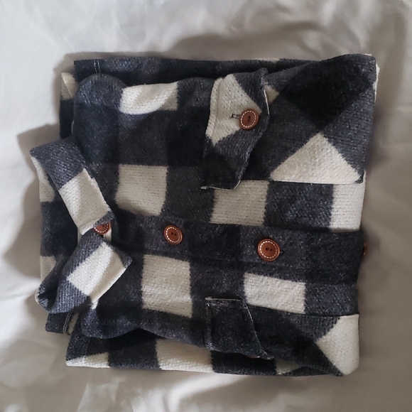 Comfy Oversized Shirt/Jacket with Wooden Buttons - Picture 5 of 10